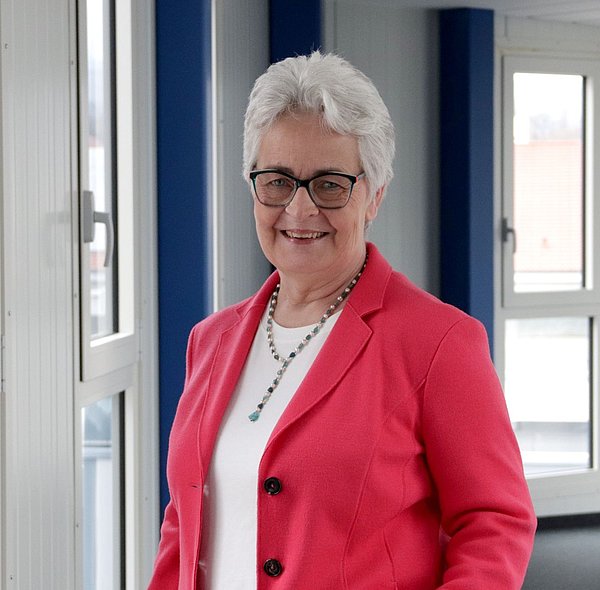 Portrait der Leitung der SEG 5, Frau Astrid Knierbein.