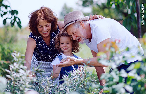Gro&szlig;eltern mit Enkelkind der Natur